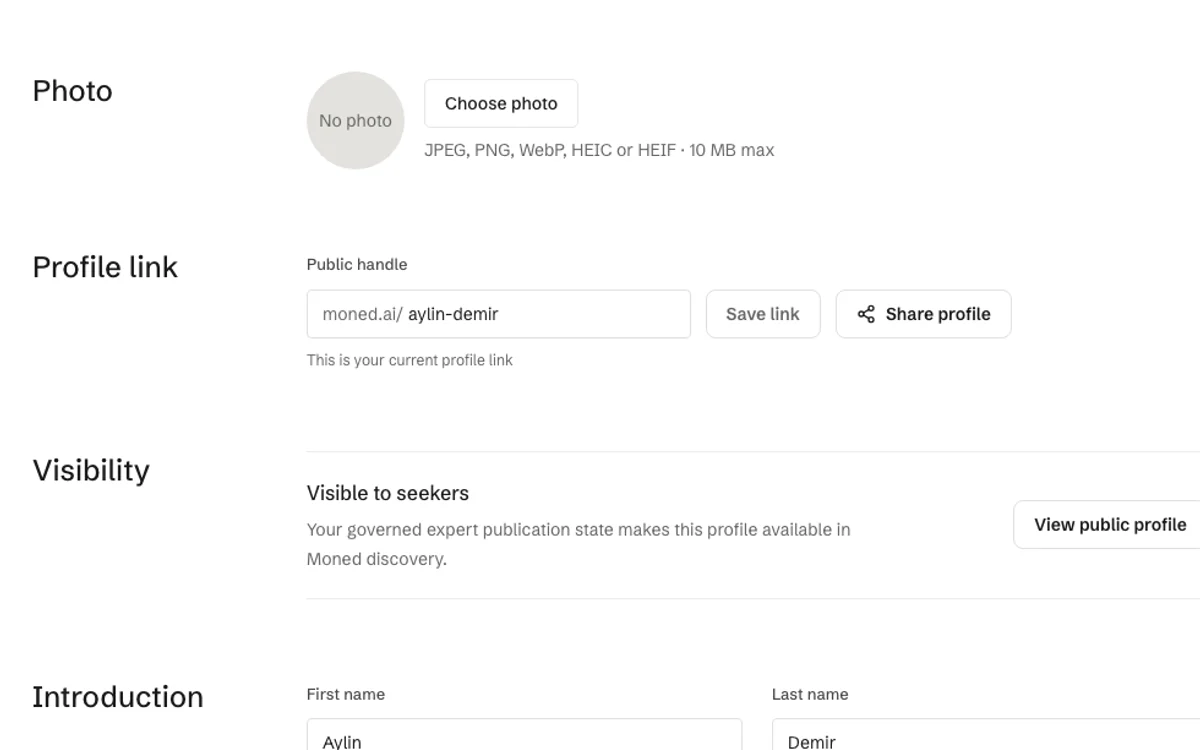 A fictional Moned public expert profile showing service context and review information